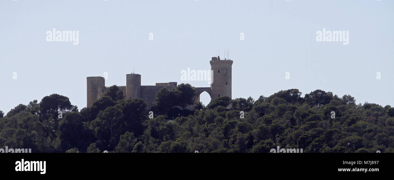 Palma de Mallorca, Balearen, Spanien. 11 Mär, 2018. Das Schloss Bellver ist das älteste der wenigen Runden Burgen und Schlösser in Europa. Es ist eine gotische Festung, wurde es zu Beginn des 14. Jahrhunderts im Auftrag von König Jaime II. von Mallorca gebaut. Es liegt auf einem Hügel 112 Meter über dem Meeresspiegel gelegen, von Wald umgeben, von wo aus Sie die Aussicht auf die Stadt betrachten. Jetzt ist es eine der wichtigsten touristischen Attraktionen der Insel, sowie das Hauptquartier der Museum der Geschichte der Stadt. Credit: Clara Margais/ZUMA Draht/Alamy leben Nachrichten Stockfoto