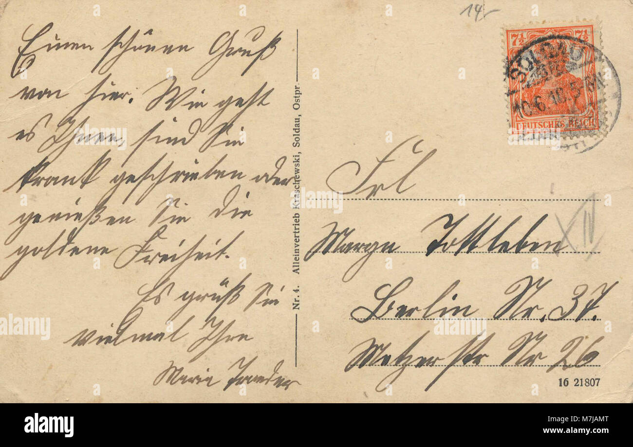 Eine Postkarte mit dem Heldengrab in Soldau, Ostpreußen. Die Stätte ist ein Denkmal für gefallene Soldaten, das den düsteren Ton der Erinnerung an die Kriegszeit einfängt. Stockfoto