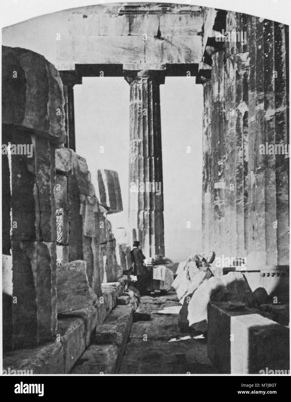 Eine Fotografie von William James Stillman im Parthenon in der Athener Akropolis, Griechenland. Das Bild zeigt Stillmans Anwesenheit an dieser antiken historischen Stätte und bietet einen Einblick in die architektonische Pracht des Parthenon und die Bedeutung Athens in der antiken Geschichte. Stockfoto