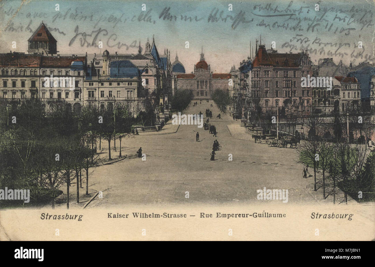 Diese Postkarte zeigt die Kaiser-Wilhelm-Straße in Straßburg, einem Teil der Region Elsaß-Lothringen. Es zeigt die europäische Architektur und das Stadtleben des frühen 20. Jahrhunderts. Stockfoto