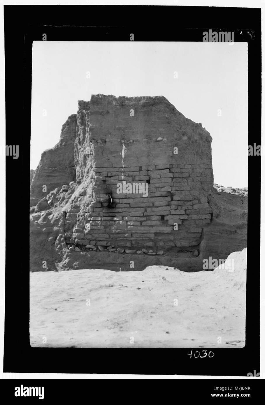 Foto von Ausgrabungen in Tell Jemmeh (Gerar), die eine Backsteinmauer aus der Zeit von König Salomo enthüllen. Stockfoto