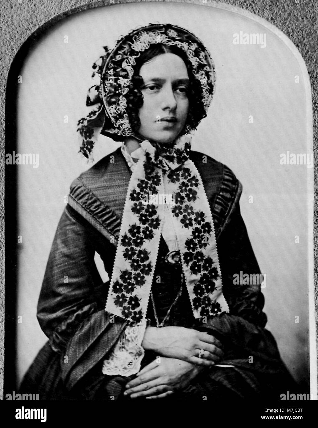 Das Porträt von William Morris Telfer mit dem Titel „eine Dame mit Haube“ zeigt eine Dame, die eine Mütze trägt. Das Gemälde zeigt europäische Mode- und Porträtstile des 19. Jahrhunderts und betont die Verwendung formaler Kleidung in der Kunst während dieser Zeit. Stockfoto