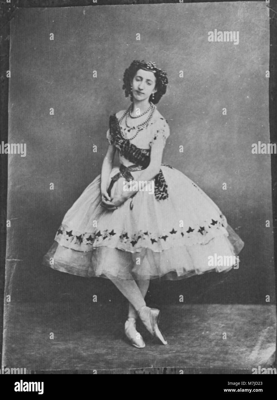 Eine Fotografie von Emma Livry, einer französischen Ballerina, aufgenommen vom Fotografen Gaspard-Félix Tournachon, bekannt für seine Pionierarbeit in der Porträtfotografie Mitte des 19. Jahrhunderts. Stockfoto