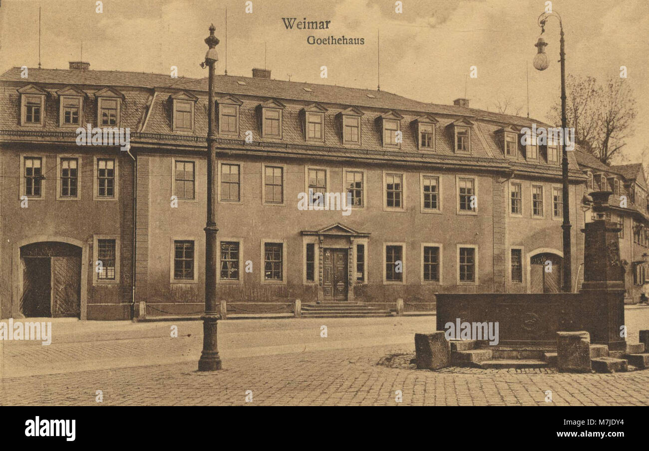 Diese Postkarte zeigt das Goethehaus in Weimar, Thüringen, dem Geburtsort des deutschen Schriftstellers Johann Wolfgang von Goethe, ein bedeutender Ort der deutschen Literaturgeschichte. Stockfoto