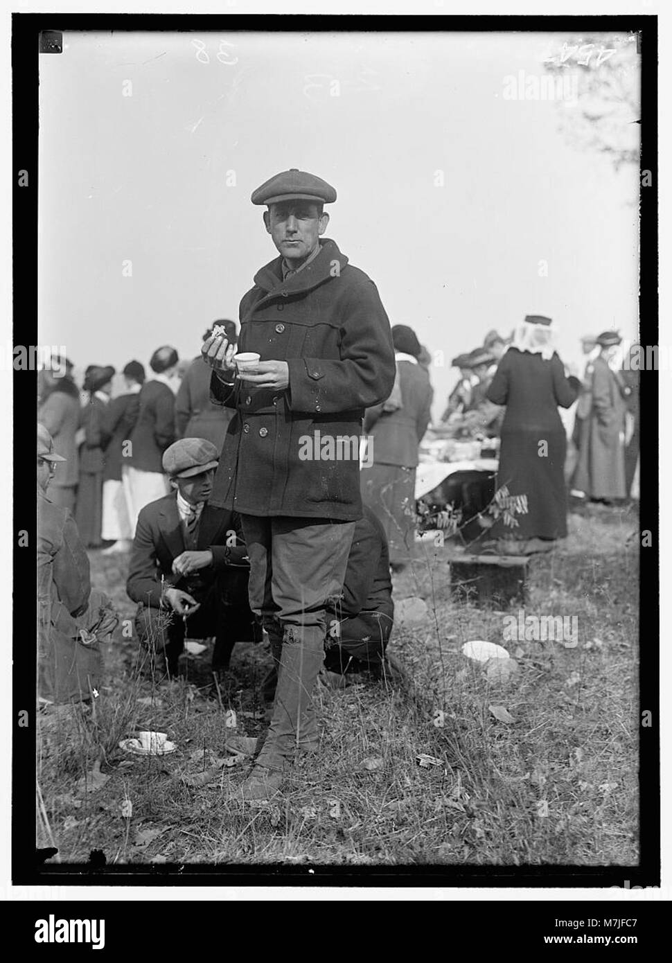 Ein Porträt von G.L. Goodacre, einem Mitglied des National Beagle Club of America, zeigt seine Beteiligung an der Rasse und den Aktivitäten des Clubs. Stockfoto