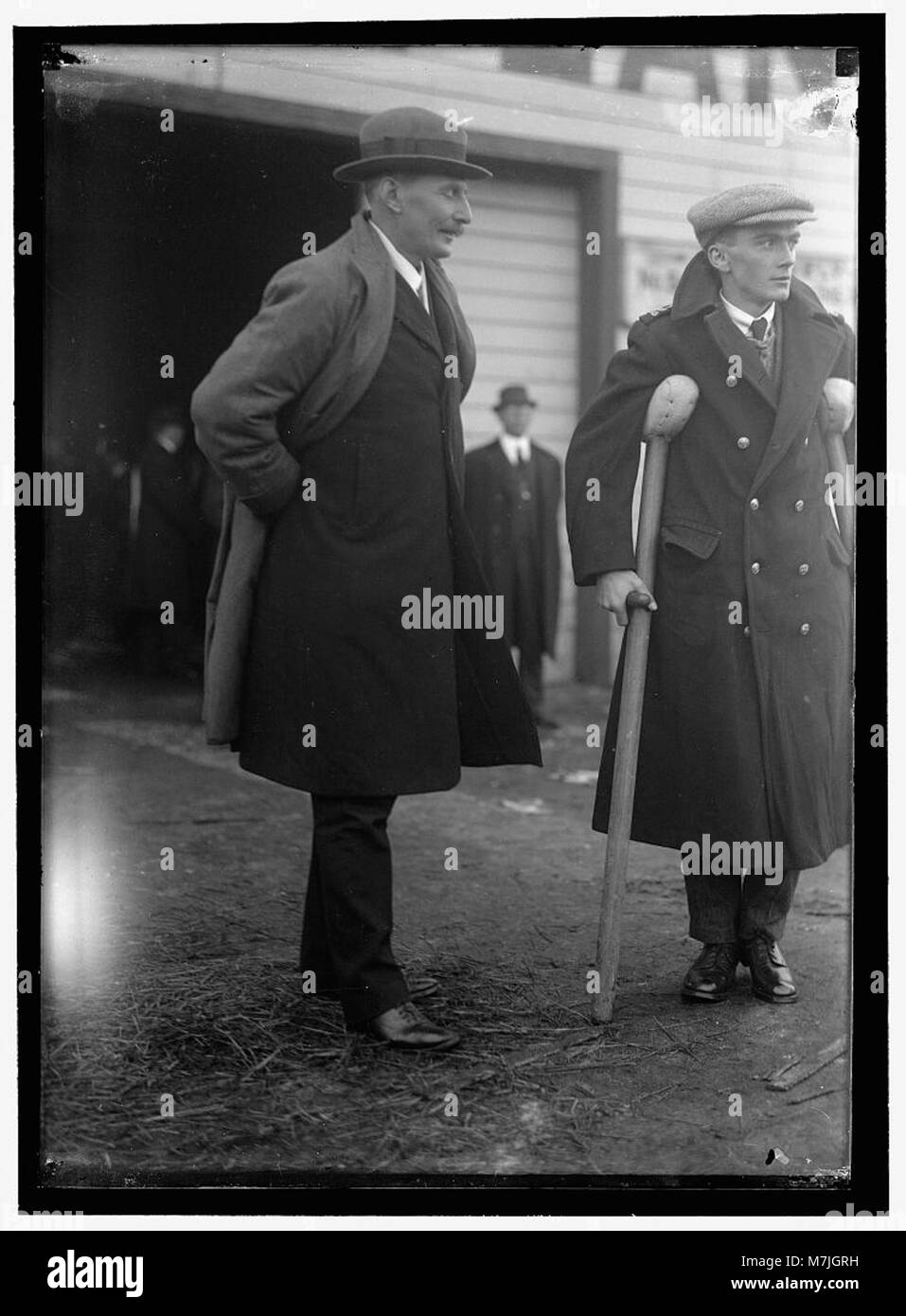 Britische Botschaft, Connecticut Avenue an der M Street, Washington, D.C., EINER DER ANGESTELLTEN MIT EINEM BRITISCHEN 'Tommy' LCCN 2016866563 Stockfoto