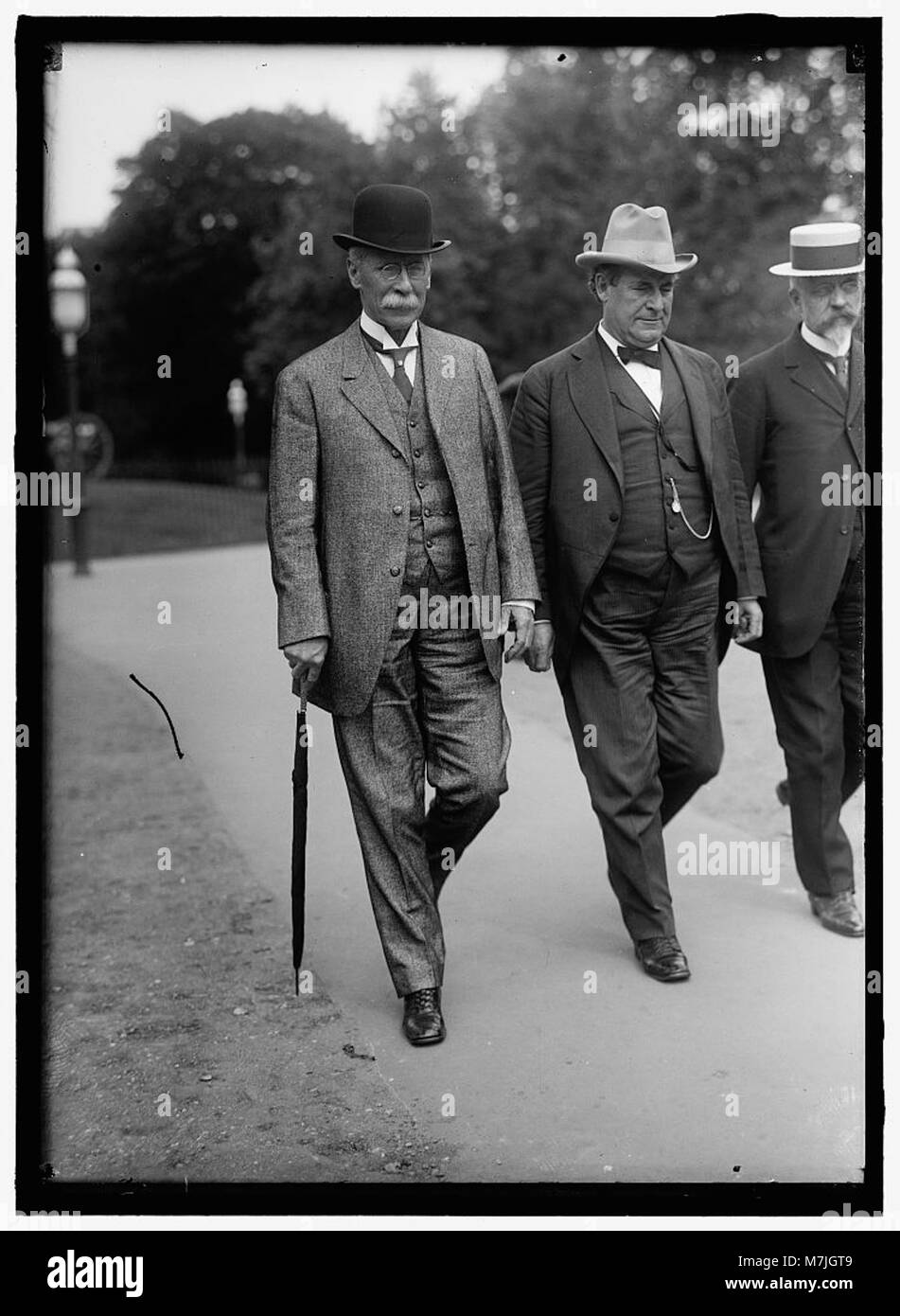 Eine Fotografie, die William Jennings Bryan, den ehemaligen US-Außenminister, sowie andere Persönlichkeiten wie George W. Guthrie und Captain Winterhalter zeigt, die in diesem historischen Bild aufgenommen wurden, das von LCCN2016866438 identifiziert wurde. Stockfoto
