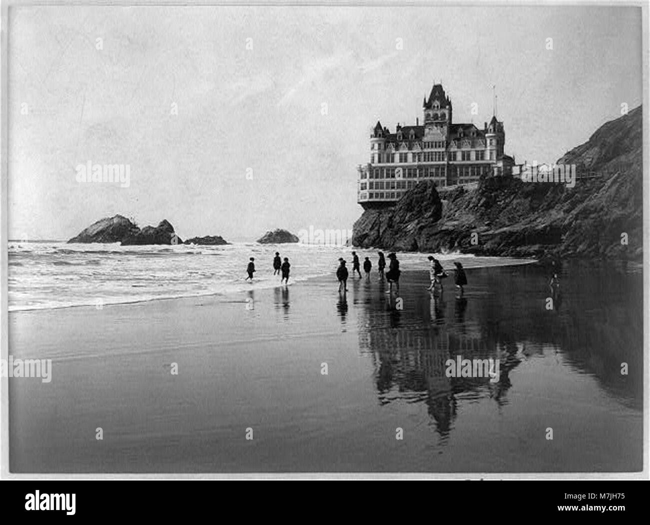 Das Cliff House in San Francisco liegt an der Küste und bietet einen dramatischen Blick auf den Pazifischen Ozean, ein historisches Wahrzeichen, das für seine malerische Umgebung und seine reiche Geschichte bekannt ist. Stockfoto
