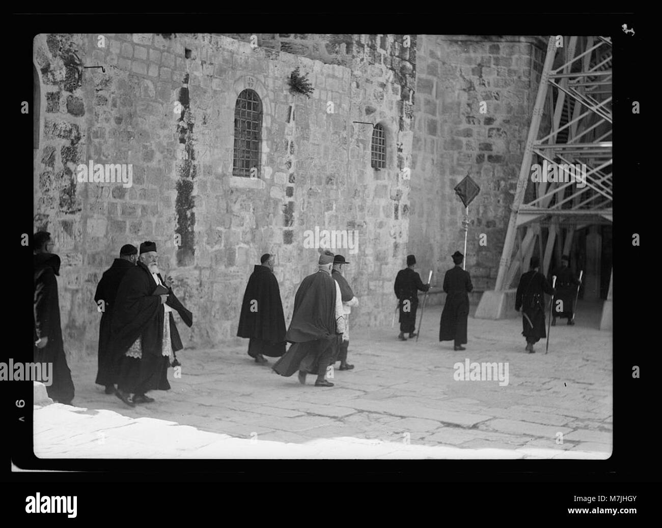 Ein Foto einer verlassenen Prozession am Vorabend des Palmensonntags, 9. April 1938, das einen ruhigen, nachdenklichen Moment vor dem religiösen Ereignis festnimmt. Stockfoto