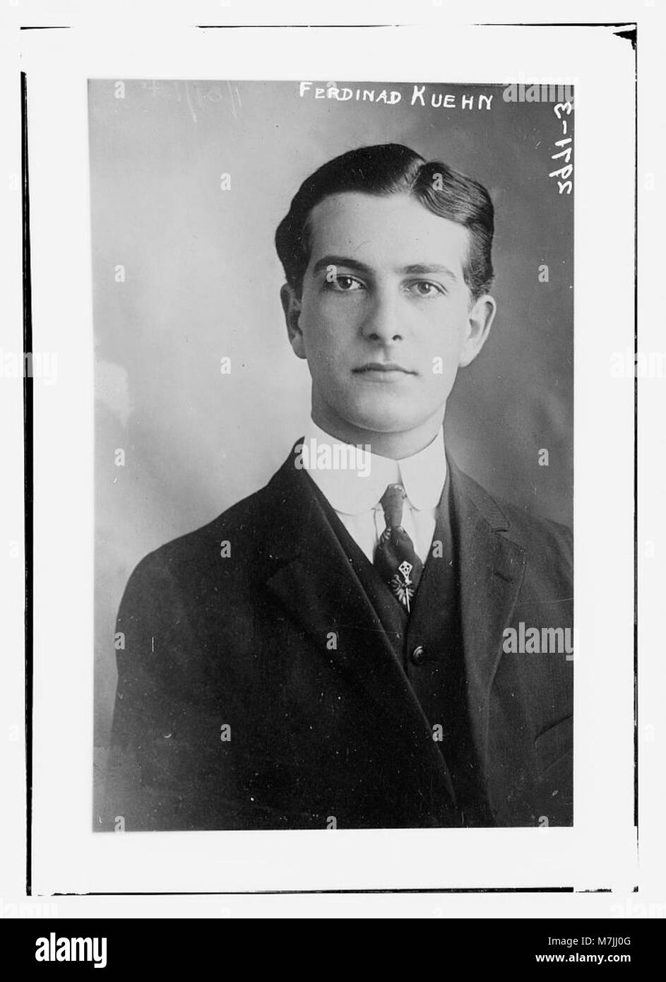 Ein Porträt von Ferdinand Kuehn, einem Individuum in formaler Pose, das den Stil der Fotografie des 19. Oder frühen 20. Jahrhunderts widerspiegelt. Stockfoto