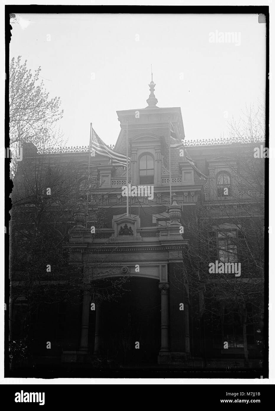 Die britischen und amerikanischen Flaggen, die in der britischen Botschaft gezeigt werden, symbolisieren die diplomatischen Beziehungen zwischen den beiden Nationen. Stockfoto