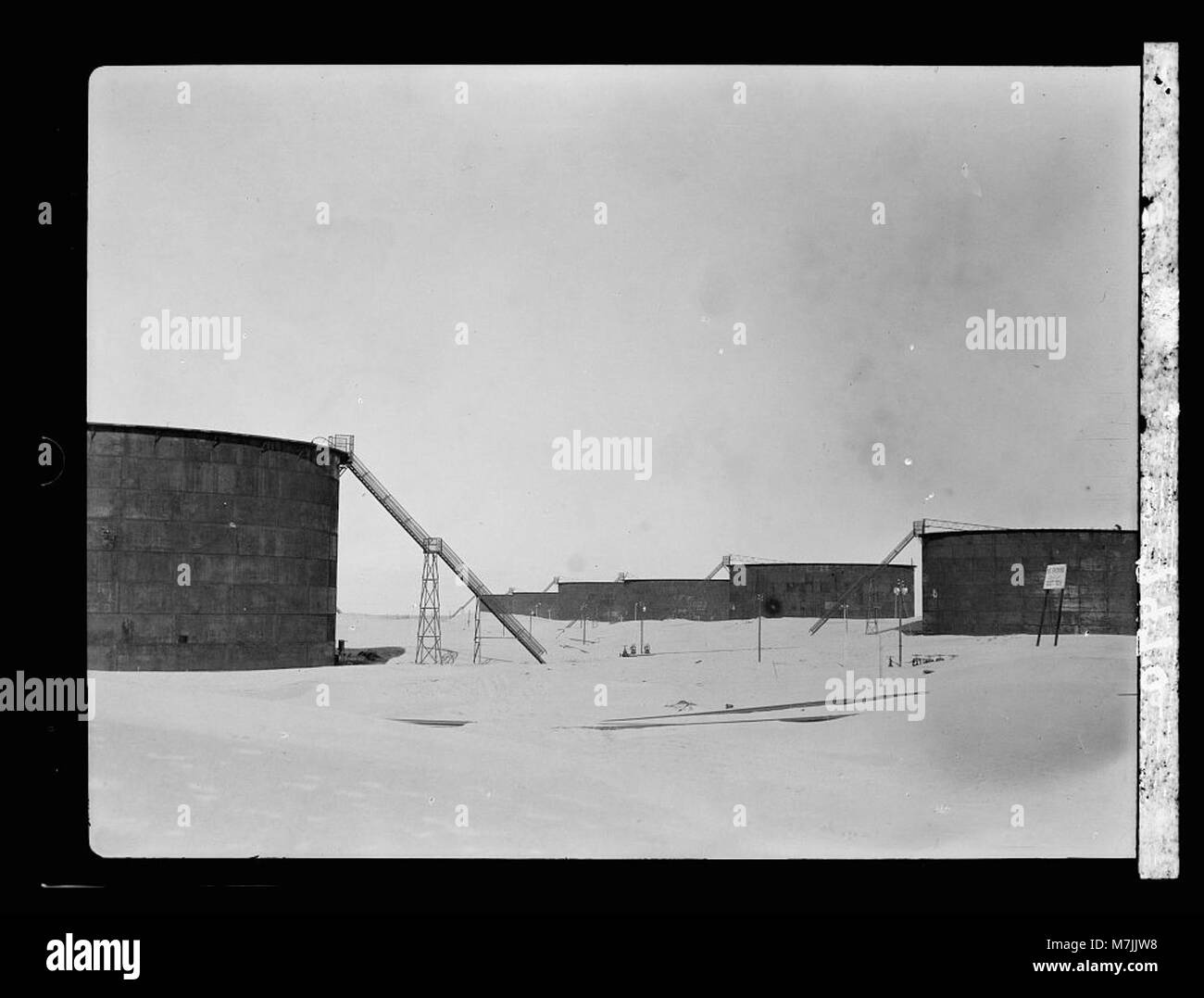 Dieses Bild zeigt die Tanks der Iraq Petroleum Company an der Endstation Haifa, die die industrielle Infrastruktur des frühen 20. Jahrhunderts darstellen und den Öltransport und die Energieerzeugung hervorheben. Stockfoto