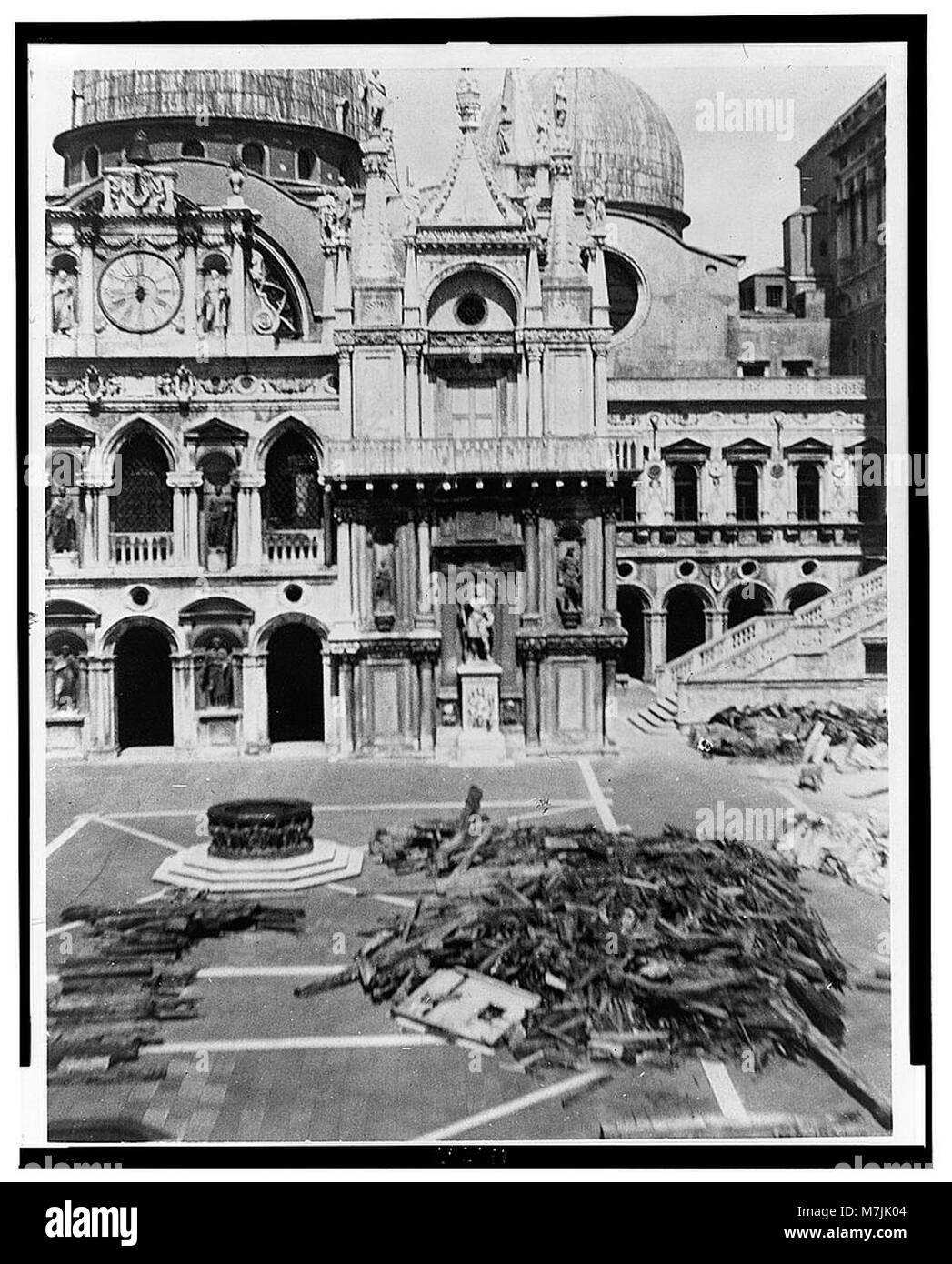 Innere Hof Dogenpalast zeigt Fragmente der Campanile gespeichert aus den Ruinen, Venedig LCCN 2002716873 Stockfoto