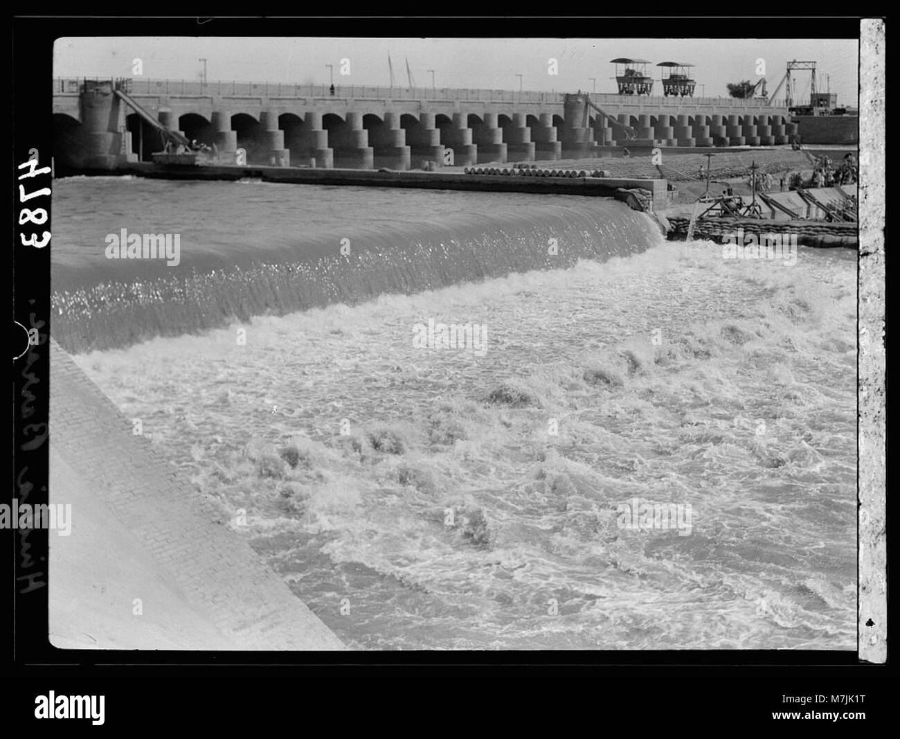 Das Hindiyah Barrage, südöstlich von Bagdad, Irak, wird mit schäumendem Wasser gezeigt, das durch die Schleusen kommt. Diese wichtige Wasserkontrollstruktur spielt eine Schlüsselrolle in den Bewässerungs- und Wasserbewirtschaftungssystemen der Region. Stockfoto