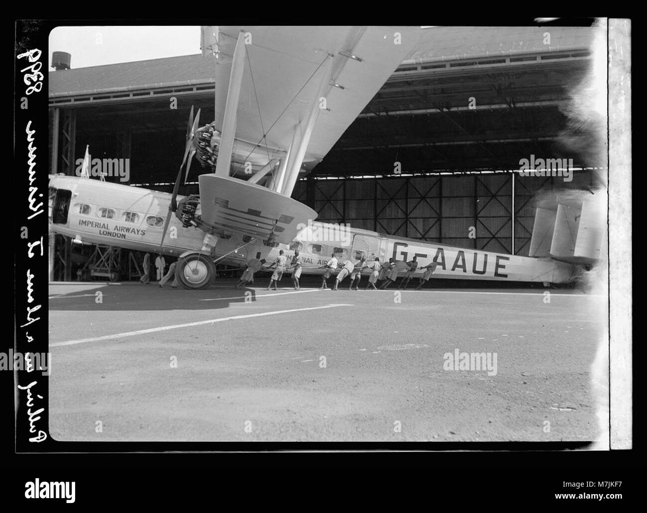 Kenia Kolonie. Kisumu. "Hannibal" abgeschleppt in Hangar von Man Power LOC 17557 matpc. Stockfoto