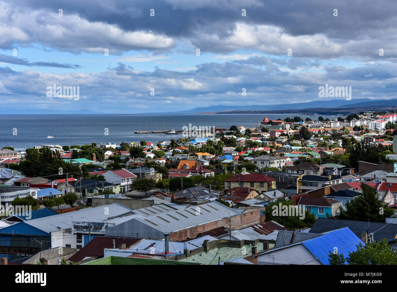 Panoramablick von Punta Arenas und die Magellanstraße. Patagonien, Chile, Südamerika Stockfoto