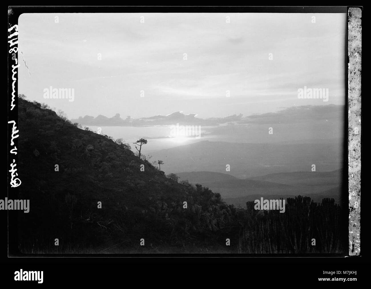 Ein Foto eines Sonnenuntergangs entlang der Steilhänge im Rift Valley, Kenia Colony, aufgenommen auf dem Weg nach Nairobi. Das Bild ist Teil der Library of Congress Sammlung Matpc.17564. Stockfoto