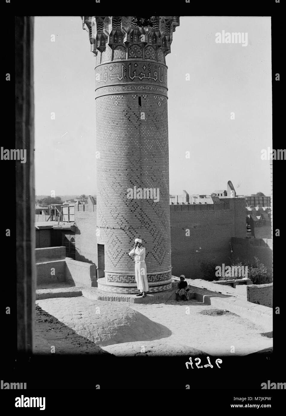 Irak. (Mesopotamien). Bagdad. Ansichten, Straßenszenen, und Typen. Untere Partie der Haidar Khana Moschee. Muezzin ruft zum Gebet LOC 15990 matpc. Stockfoto
