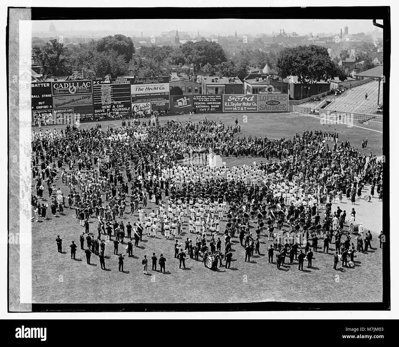 Foto von Massen von Bands, die am 7. Juni 1923 im American League Ball Park auftraten. Das Bild fängt das Ereignis und die Menge im Baseballpark ein. Stockfoto
