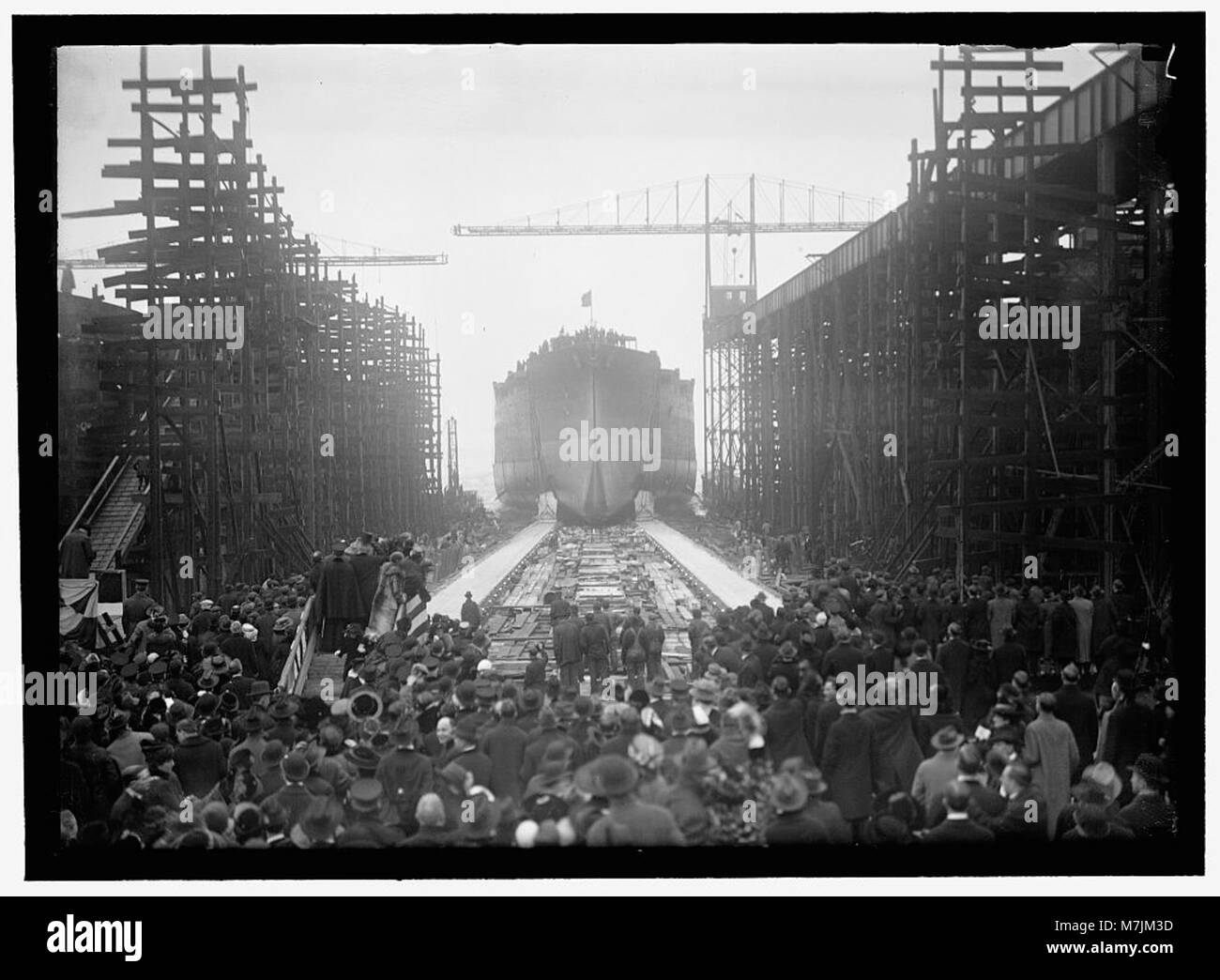 Bild des US-amerikanischen Mississippi, der in Newport News, Virginia, gestartet wird, und zeigt, wie das Schiff die Startwege hinuntergleitet. Stockfoto