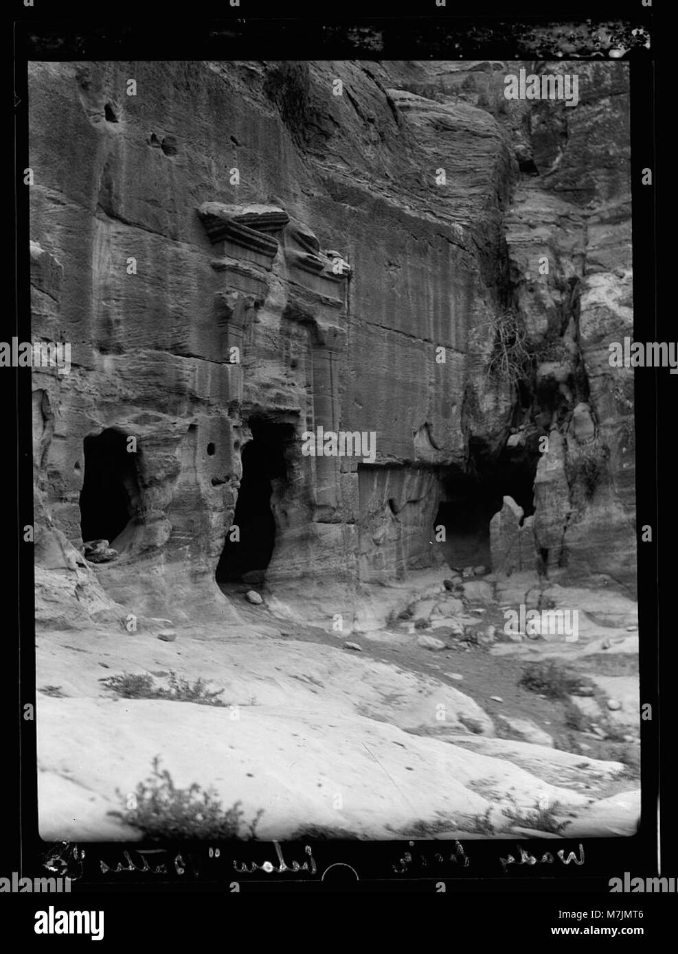 Petra. Wadi-Ed - Dêr. Pedimented Tür, Wady ed - Dêr. Beispiel für eine aufwändige Giebel ruht auf Lisenen mit Nabtean Hauptstädte LOC matpc.16285 Stockfoto