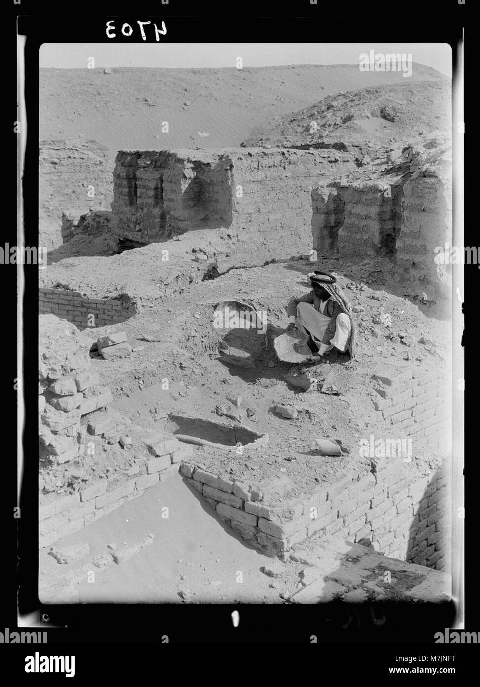 Irak. Ur. (so genannte der Chaldäer). Steingut Urne noch an Ort und Stelle. Für einen Babylonischen Beerdigung LOC 16108 matpc verwendet. Stockfoto
