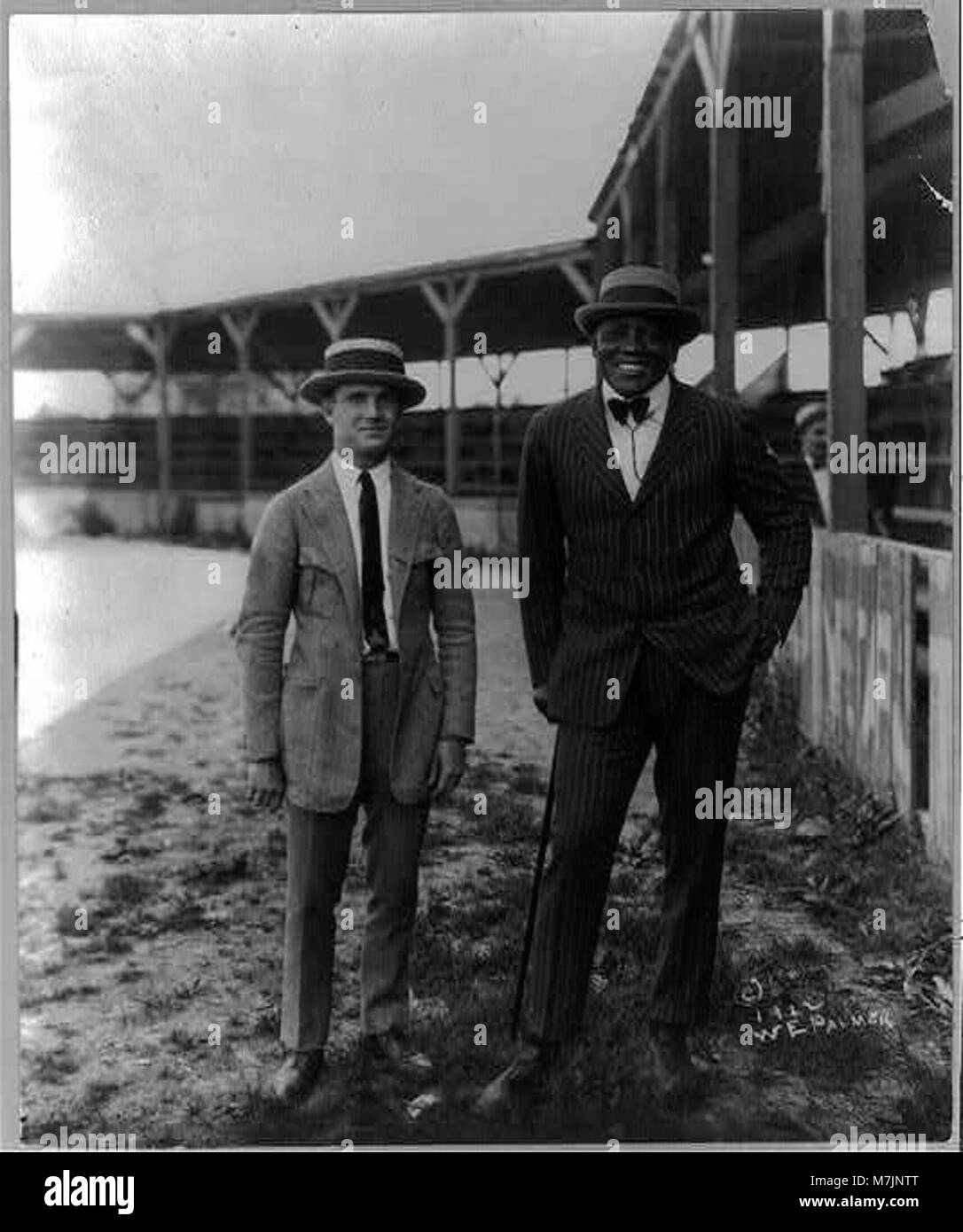 Ein Porträt von Jack Johnson, dem ersten afroamerikanischen Boxmeister im Schwergewicht, der von 1908 bis 1915 aktiv war. Seine bahnbrechende Karriere trotzte rassistischen Barrieren und wirkte sich nachhaltig auf Sport und Bürgerrechte in den Vereinigten Staaten aus. Stockfoto