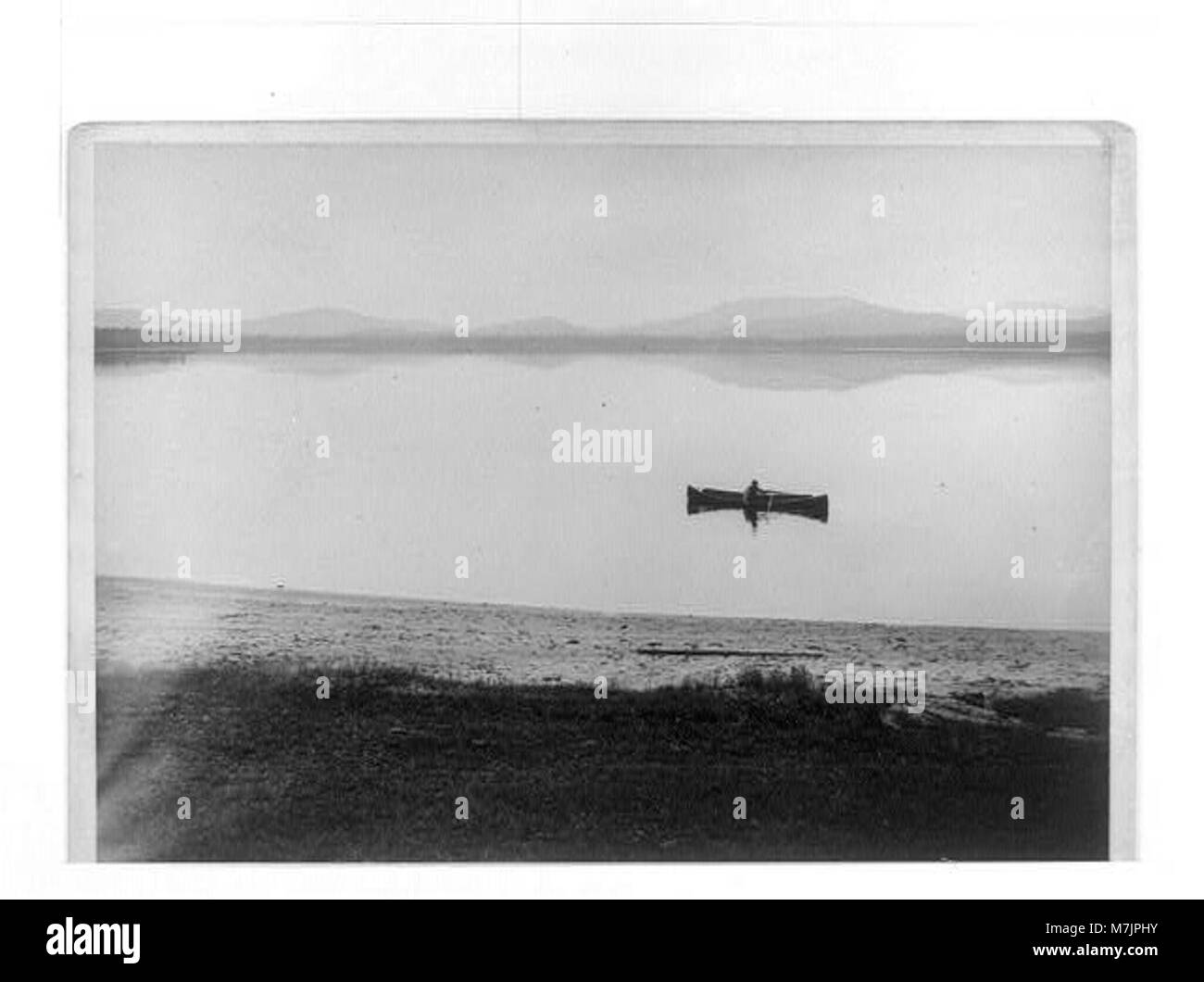 Ein malerischer Blick vom Saranac Inn aus nach Osten über den Upper Saranac Lake, der die natürliche Schönheit der Region in den Adirondack Mountains in New York einfängt. Stockfoto