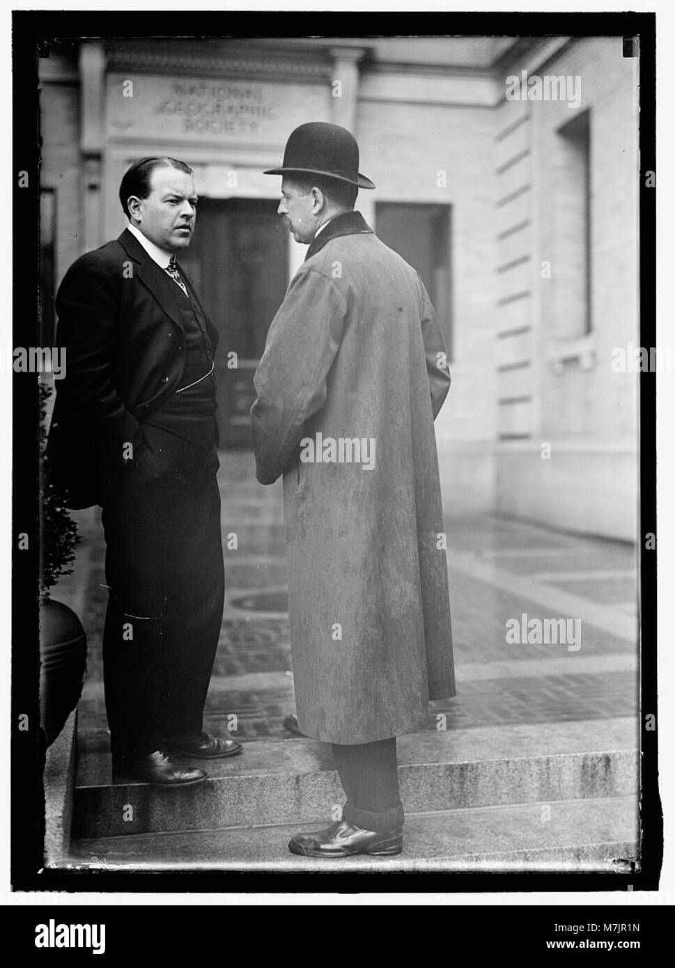 Dieses Porträt zeigt Dr. John Oliver LaForce, stellvertretender Herausgeber und Direktor der National Geographic Society, gezeigt mit F.E. Johnson, die ihre Rolle bei der Förderung der geographischen und kulturellen Erforschung hervorhebt. Stockfoto