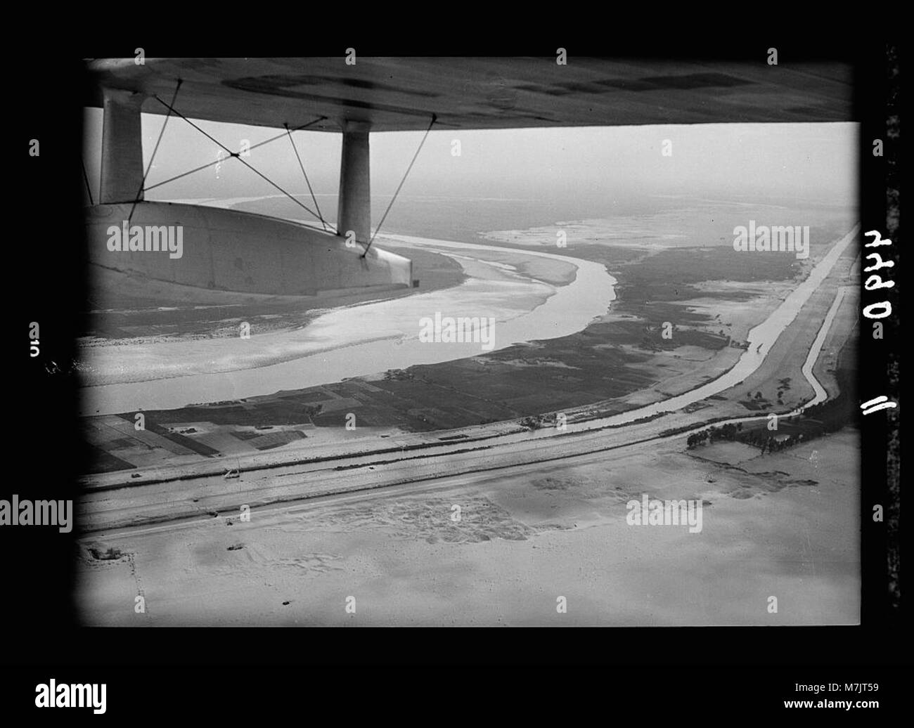 Aus der Vogelperspektive von Palästina, mit Blick auf das Nildelta mit seinen Bewässerungskanälen, Wasserstraßen und winzigen Segelbooten, wie bei einem Flug auf dem Nil nach Alexandria festgehalten. Stockfoto