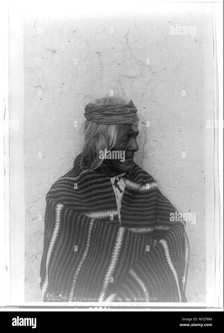 Ein Foto des Pueblo von Acoma in New Mexico, das die Residenz des alten Gouverneurs zeigt und den architektonischen Stil der Region widerspiegelt. Stockfoto