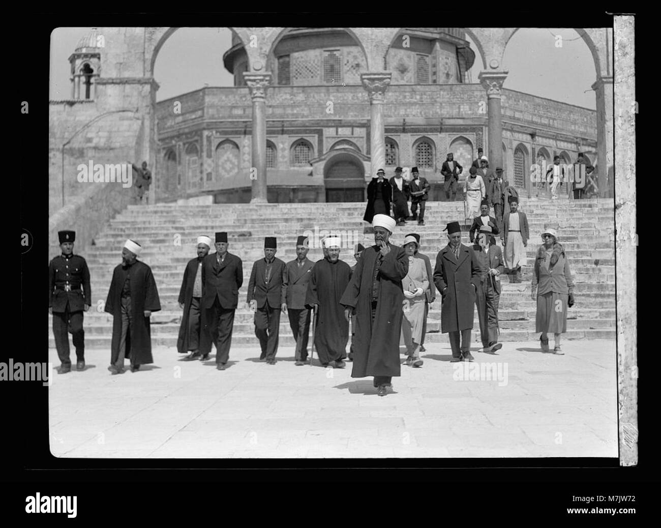 Am 13. März 1934 besuchten Prinzessin Mary und der Earl of Harwood den Dome of the Rock in Jerusalem. Sie wurden von Großmufti und Mitarbeitern während ihres Besuchs an dieser historischen und religiösen Stätte begleitet. Stockfoto