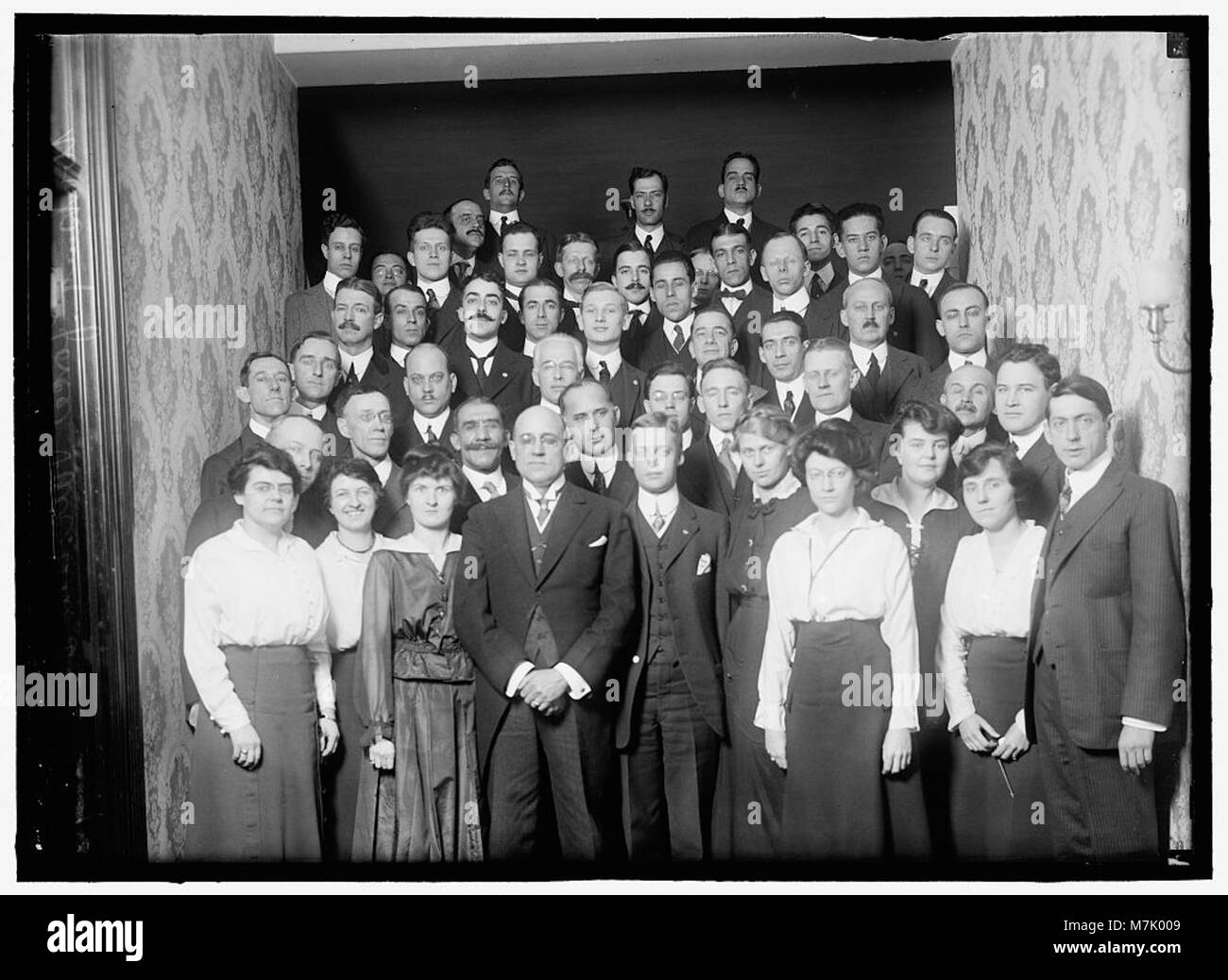 Eine Fotografie von John Barrett, Generaldirektor der Pan American Union von 1907 bis 1920, in seiner Residenz, umgeben von der Arbeitskraft der Organisation. Stockfoto