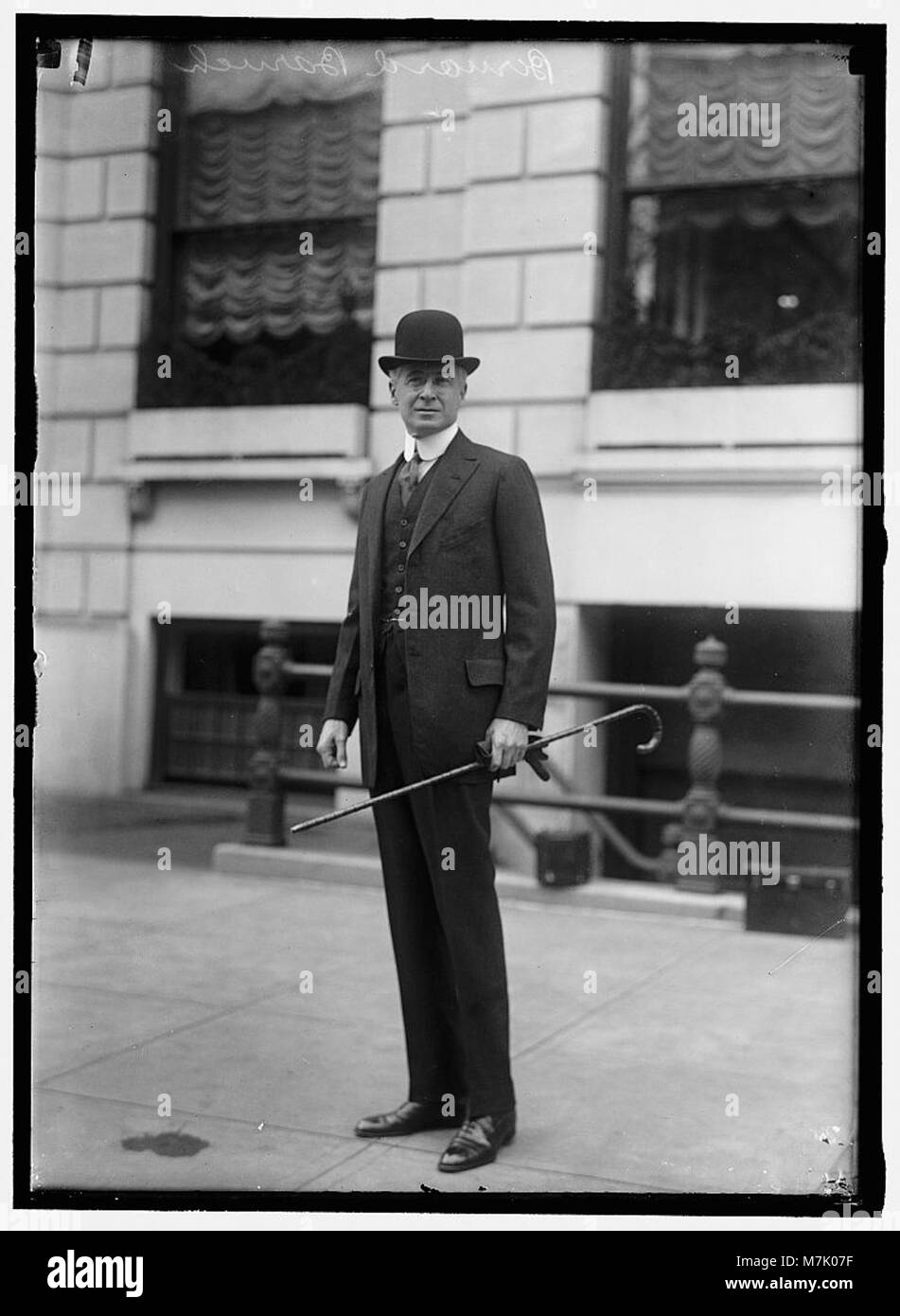 Ein Porträt von Bernard M. Baruch, dem Vorsitzenden des war Industries Board, in dem er seine Führungsrolle während des Ersten Weltkriegs bei der Verwaltung der industriellen Anstrengungen der USA hervorhebt. Stockfoto
