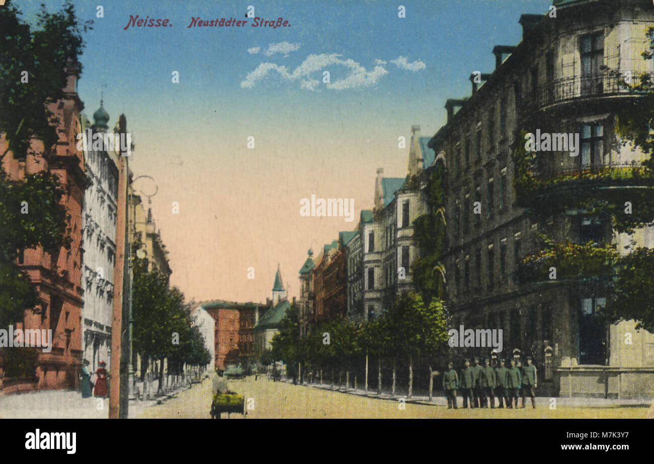 Dieses Postkartenbild zeigt die Neustädter Straße in Neiße, Schlesien. Die Straße erfasst die historische Architektur und Umgebung der Region im späten 19. Oder frühen 20. Jahrhundert. Stockfoto