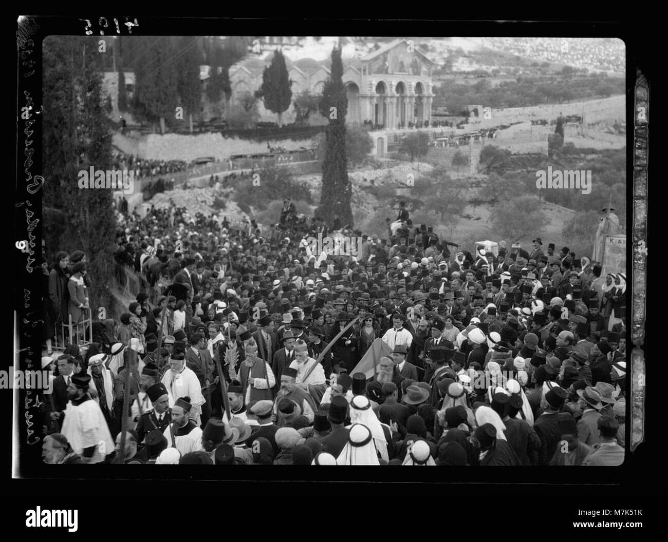 Ein Foto vom 9. April 1933, das die Palmensonntagsprozession während des Heiligen Jahres zeigt, die von Bethanien nach Jerusalem reiste, vorbei am Garten Getsemani, ein wichtiges Ereignis in der christlichen Tradition. Stockfoto