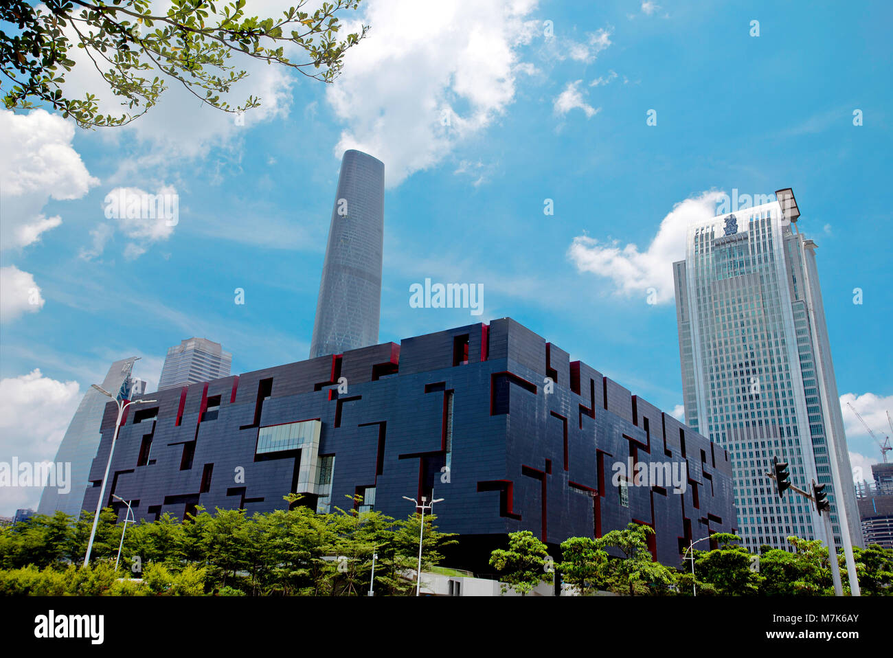 Auf der Suche wie ein massiver Würfel Puzzle, die Guangdong Museum befindet sich neben dem Guangzhou Opernhaus in Guangzhou, Provinz Guangdong, Volksrepublik Stockfoto