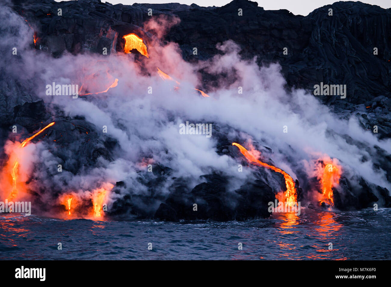 Die Pahoehoe-Lava fließt von Kilauea hat den Pazifischen Ozean in der Nähe von Kalapana, Big Island, Hawaii erreicht. Stockfoto