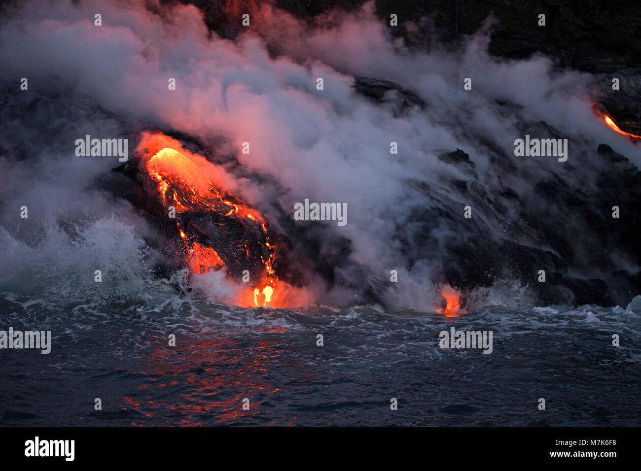 Die Pahoehoe-Lava fließt von Kilauea hat den Pazifischen Ozean in der Nähe von Kalapana, Big Island, Hawaii erreicht. Stockfoto