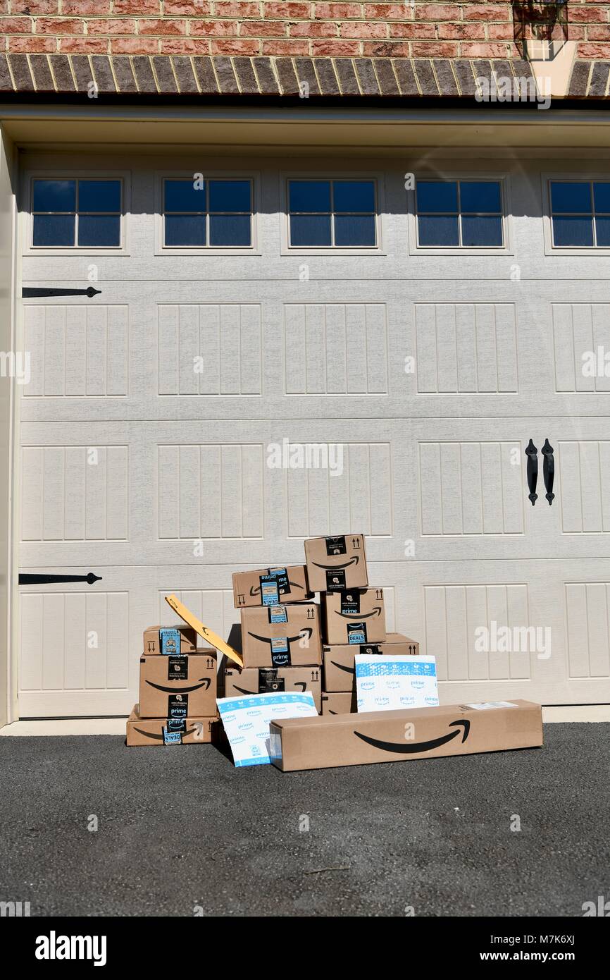 Amazonas boxen in der garage -Fotos und -Bildmaterial in hoher Auflösung –  Alamy