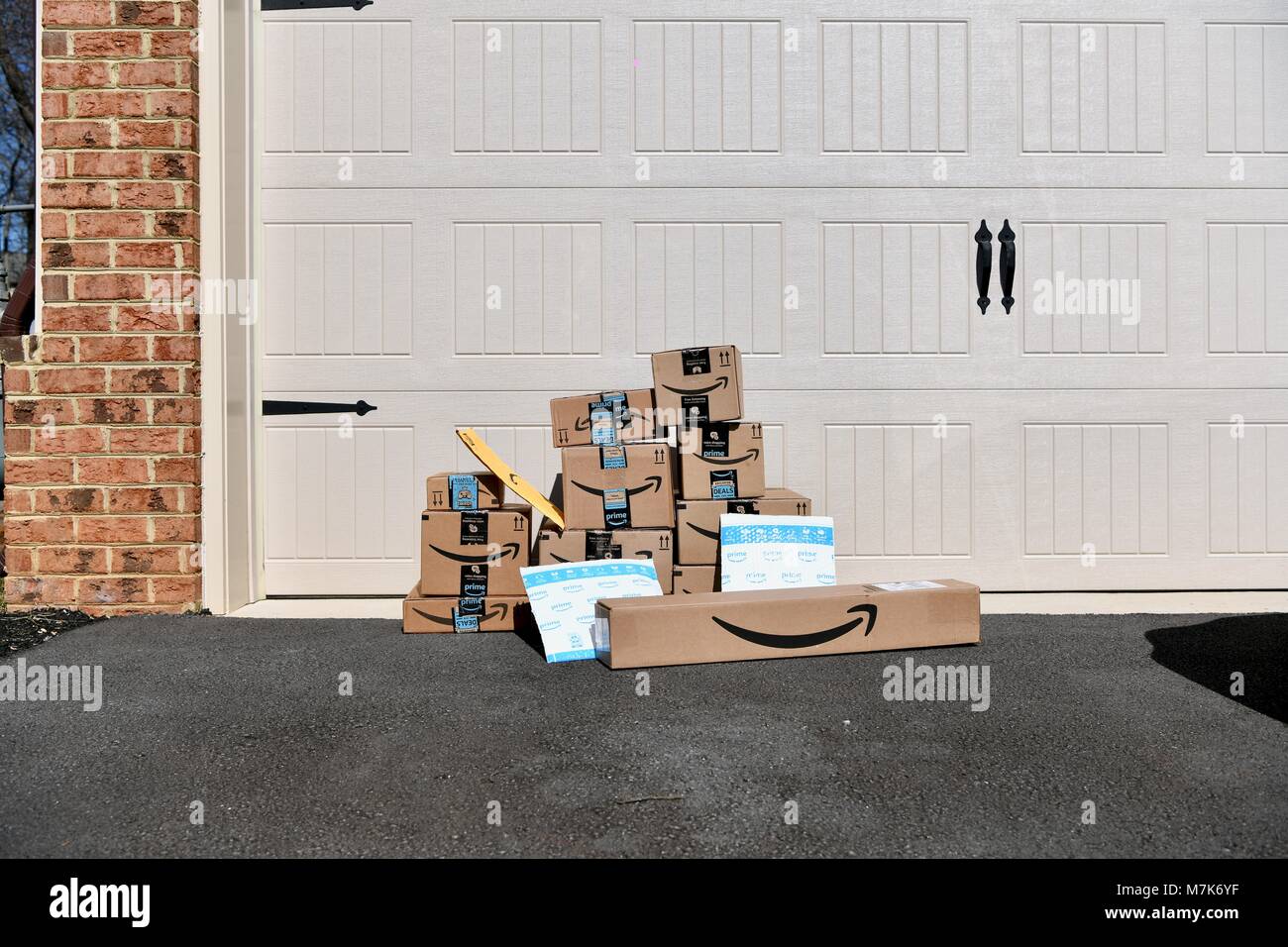 Versand von Amazon Prime Kisten und Paketen geliefert und vor der Garage an  einem Wohnhaus, USA Stockfotografie - Alamy