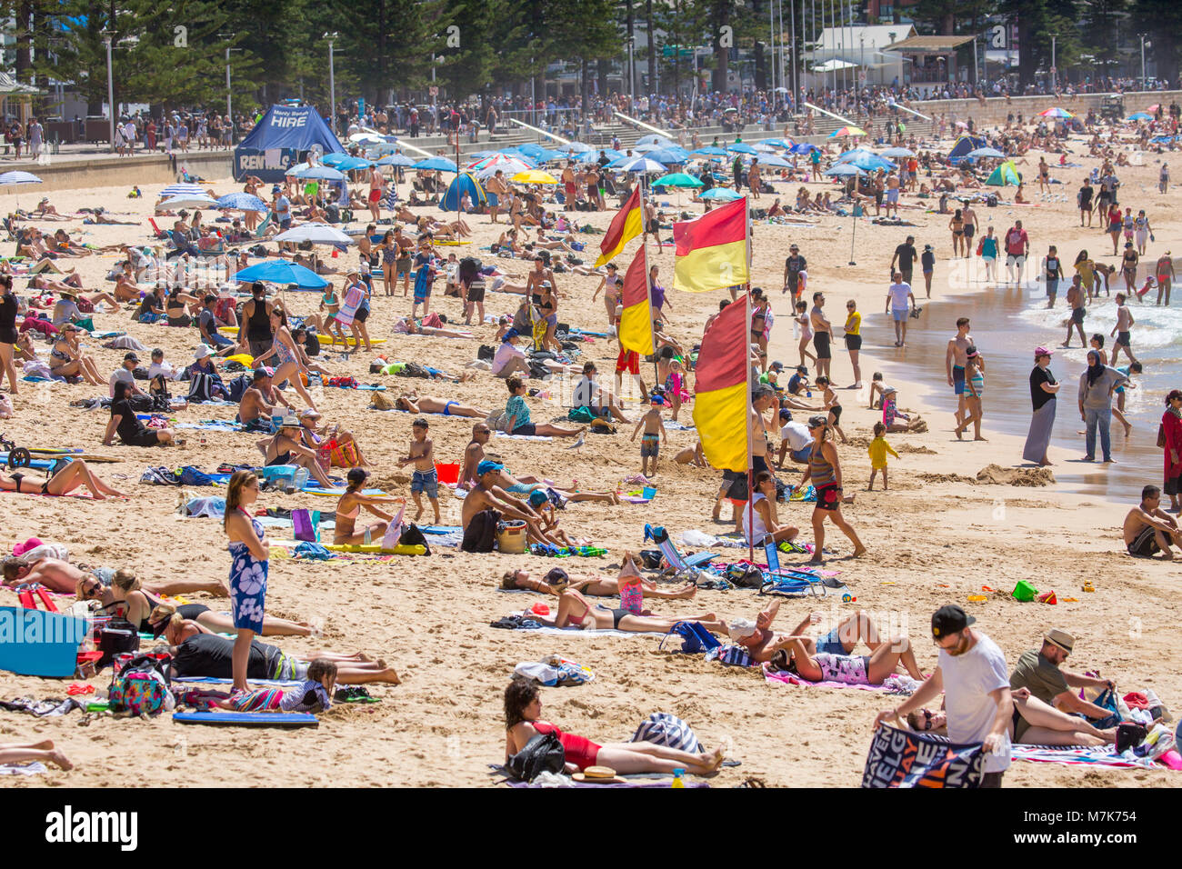 Überfüllter Wochenendtag am Manly Beach in Sydney Northern Beaches, NSW, Australien, während die Menschen die Herbstsonne genießen Stockfoto