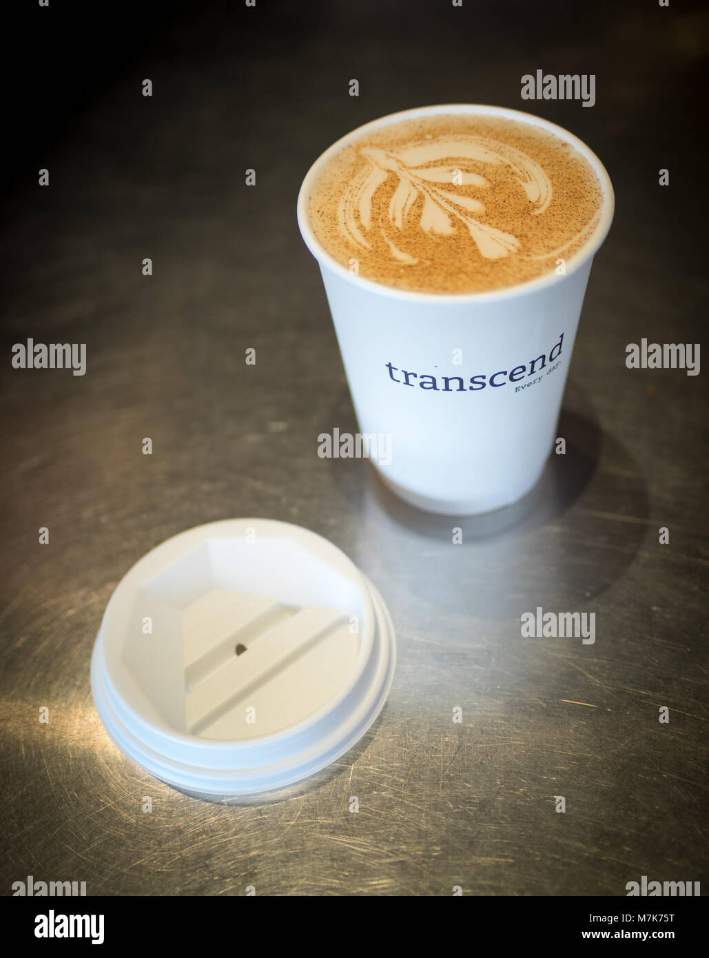 Einem takeaway Latte von Kaffee Transcend in Edmonton, Alberta, Kanada. Stockfoto