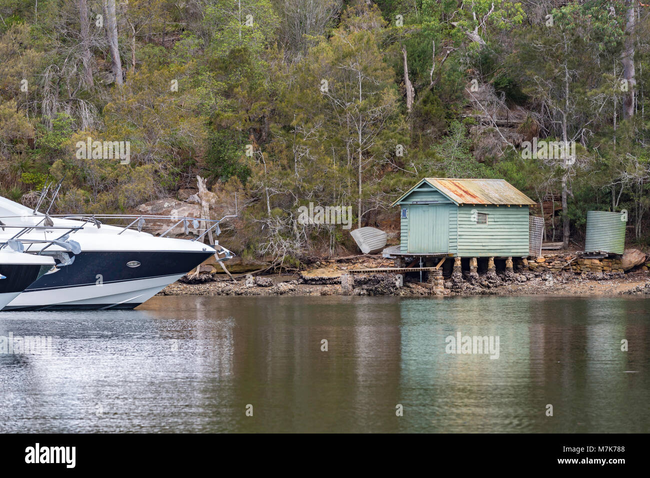 Boote an einem Jachthafen in Roseville jagen (einen oberen Teil von Sydney Harbour) in der Nähe einer alten Holz Boot werfen. Australien Stockfoto