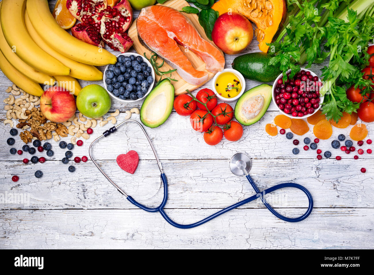 Auswahl an gesunde Nahrung für Herz. Gesunde Lebensmittel, Ernährung und eines gesunden Lebensstils Konzept. Ansicht von oben Stockfoto