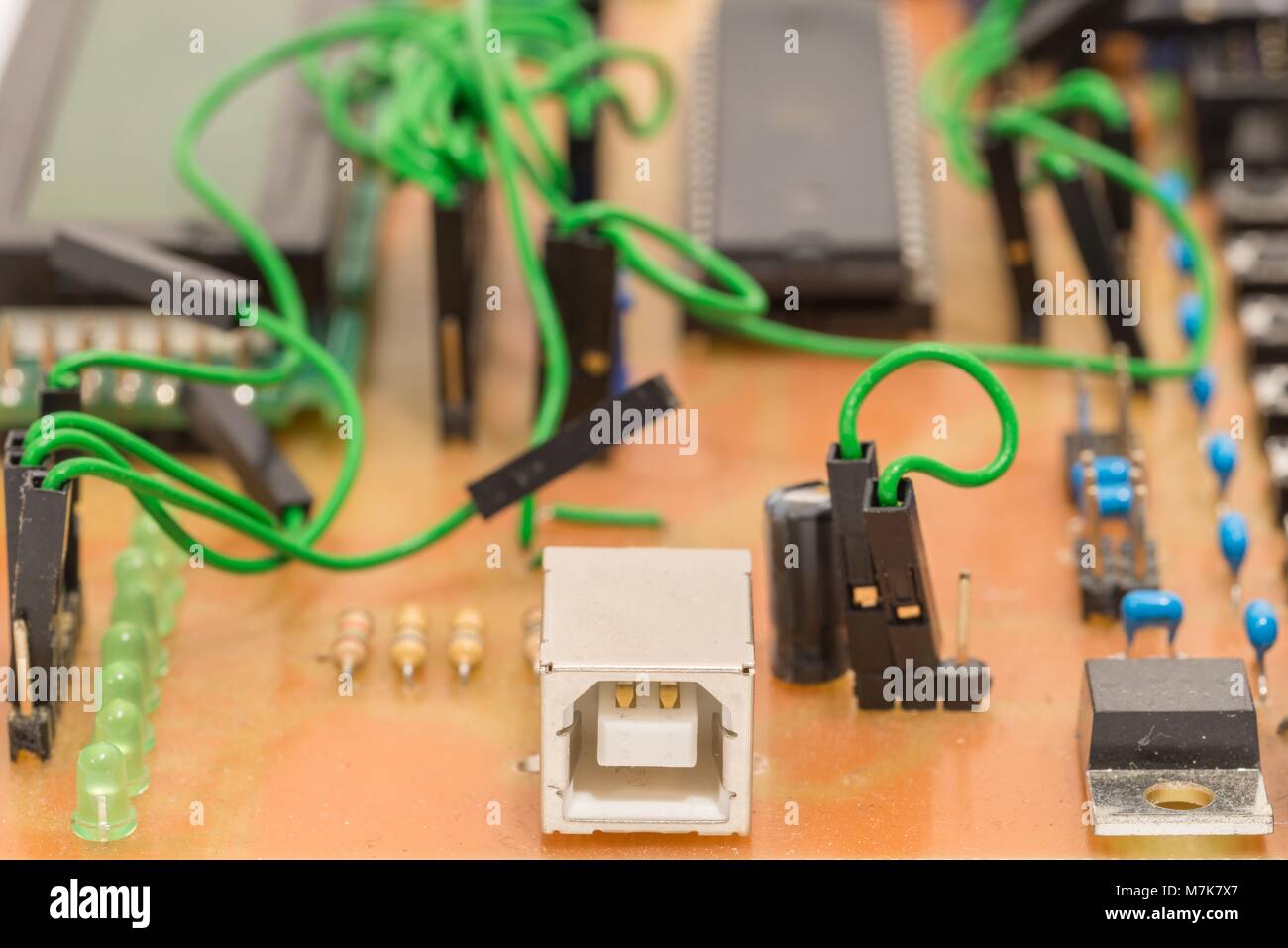 Nahaufnahme eines selbst-Leiterplatte mit Mikrocontroller gemacht Stockfoto