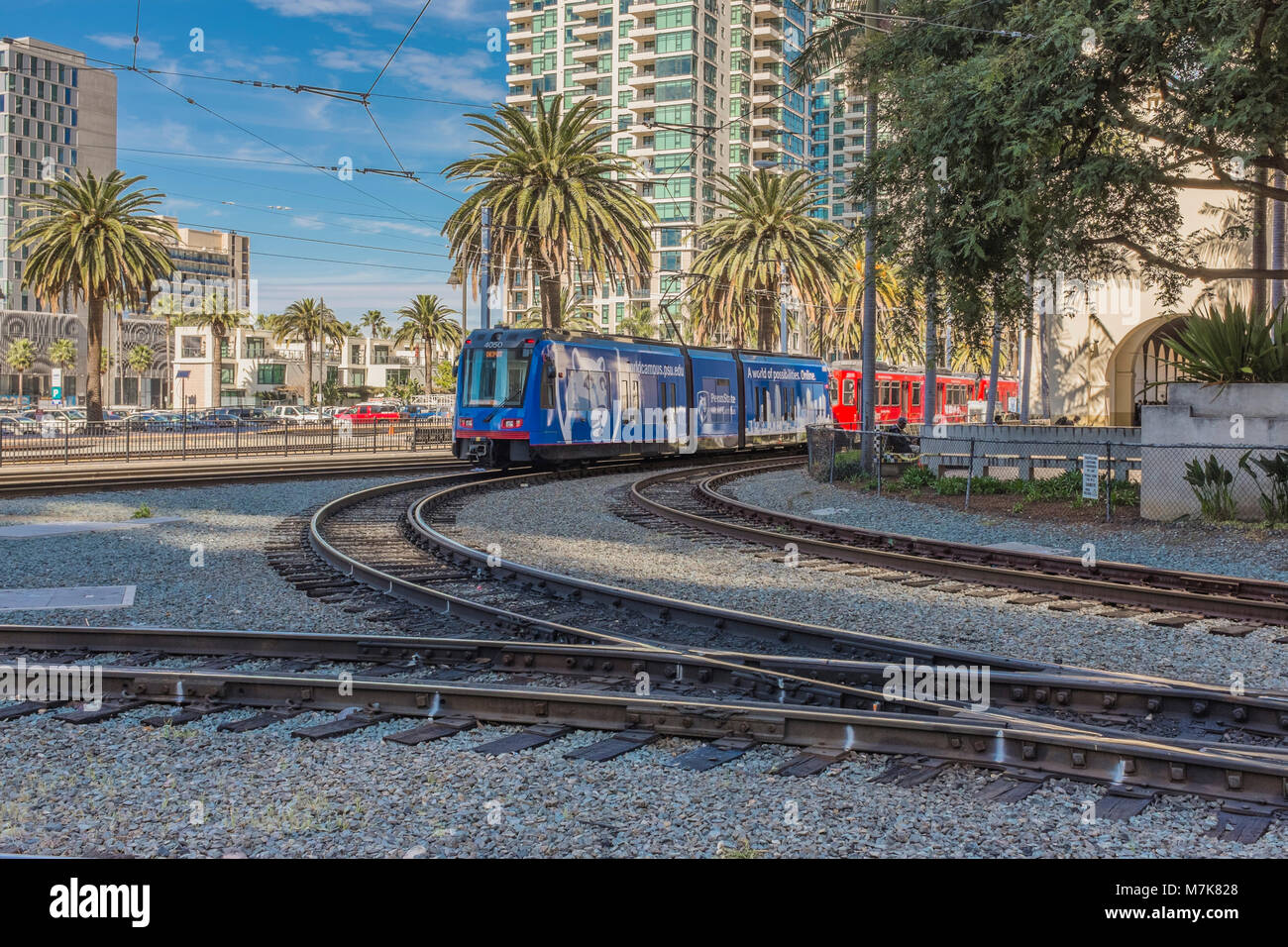 SAN DIEGO, Kalifornien, USA - rote Katze des San Diego Metropolitan Transit System in Santa Fe Bahnhof Union Station in der Innenstadt Teil der Stadt. Stockfoto