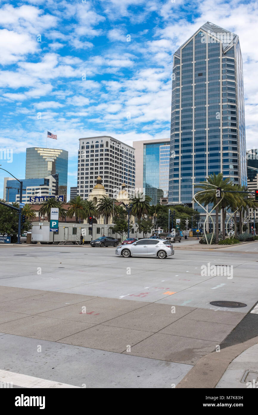 SAN DIEGO, Kalifornien, USA - Downtown San Diego in der Nähe von Santa Fe Union Bahnhof für Züge und Wagen. Stockfoto