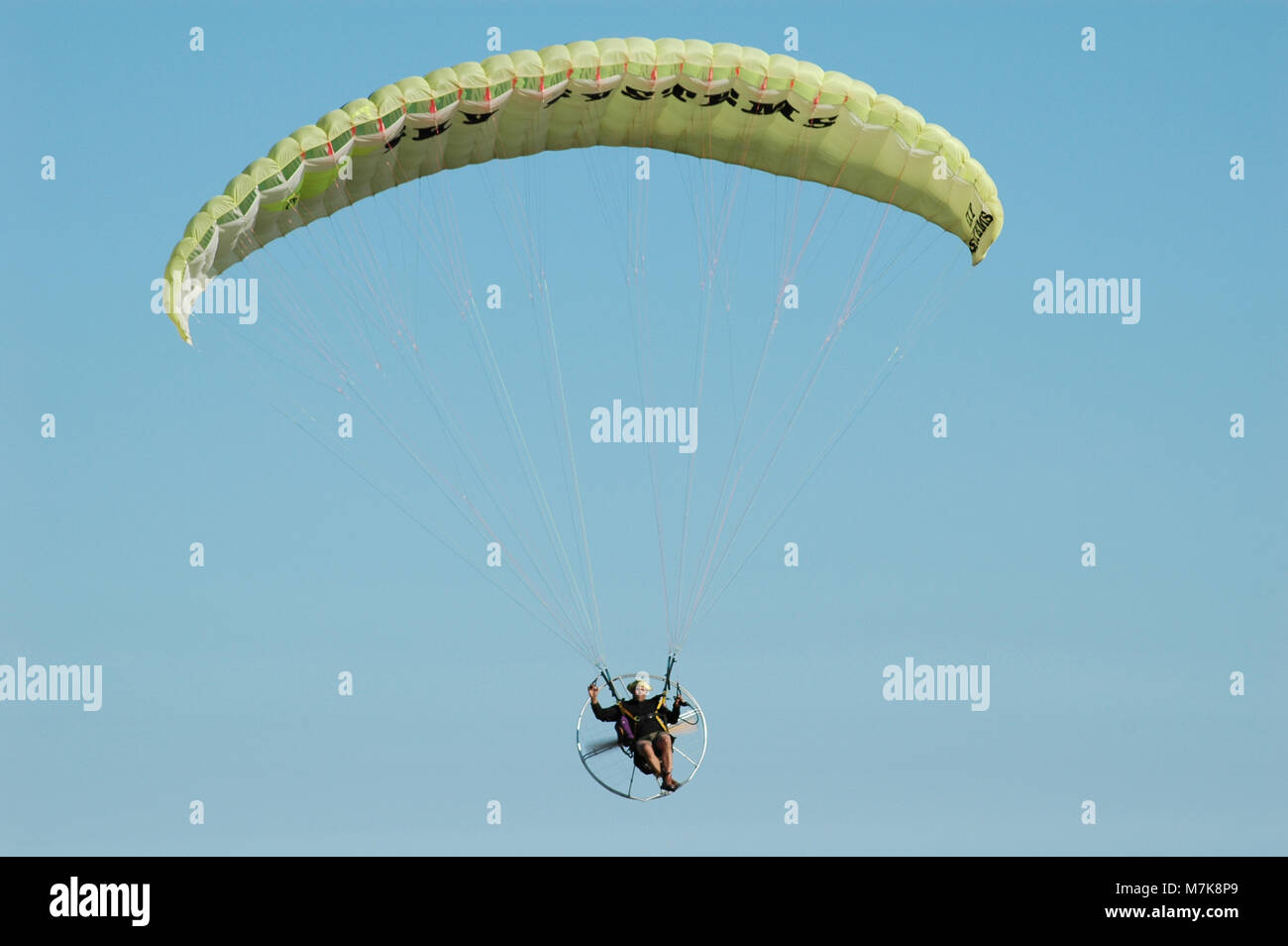 Motor Gleitschirm fliegen an einem sonnigen Tag Stockfoto