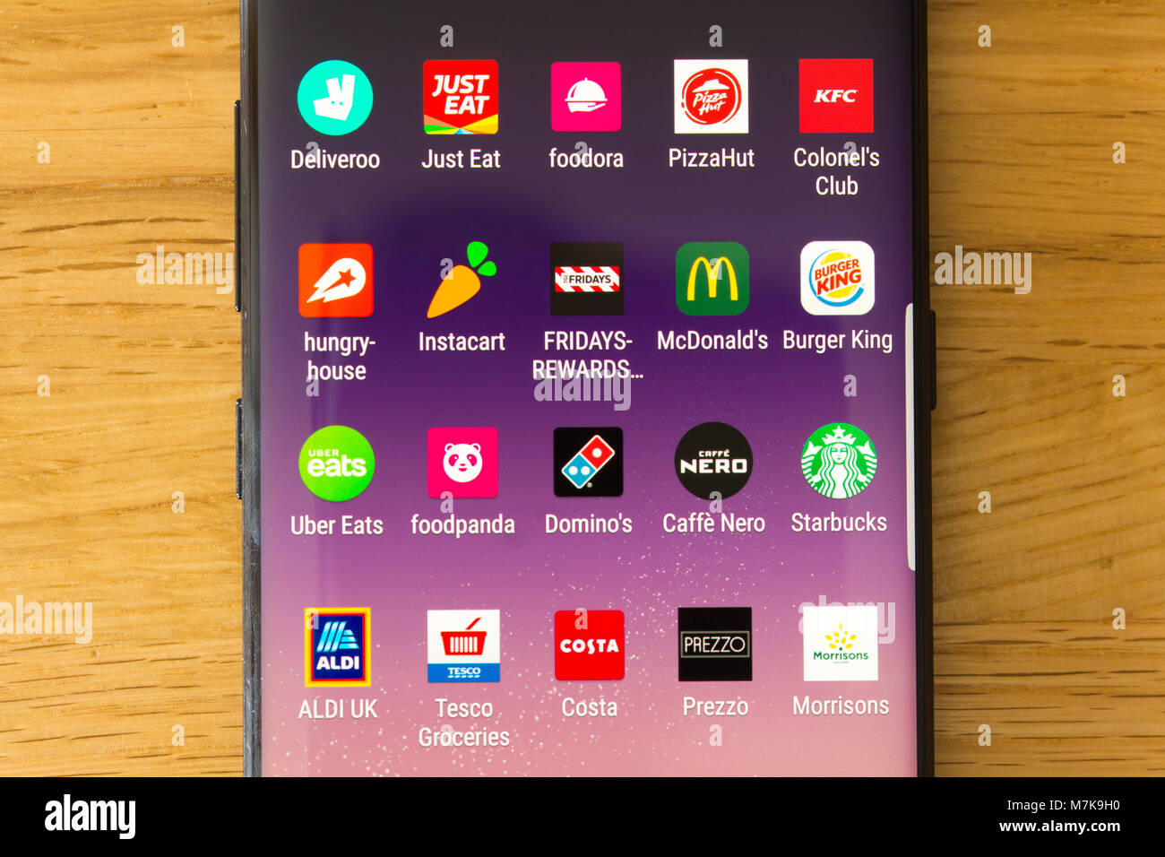 Ein Smartphone mit Apps für Essen bestellen online Stockfoto